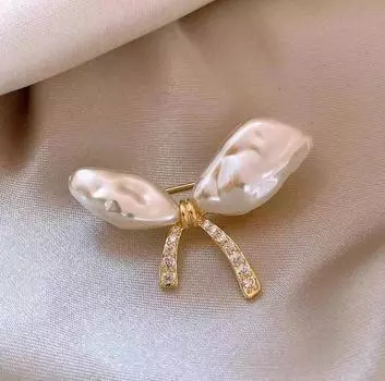 Irregular Pearl Bow Brooch, Fashionable Temperament, Versatile, Anti-Light Women S Accessories, Personalized Design Can Be