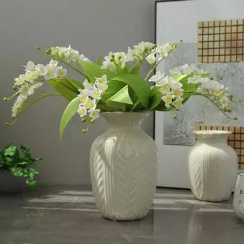 Искусственный цветок в виде колокольчика для дома. Дизайн свежей цветочной композиции. Атмосфера комнаты. Украшение. Украшение. Украшение. Планировка гостиной. белый