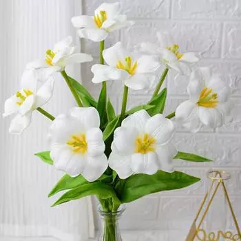 Искусственный открывающийся тюльпан со стеблем. Реалистичный красочный искусственный цветок. Стол для домашнего офиса. Центральная часть. Ветка искусственного цветка. Цветочная композиция.