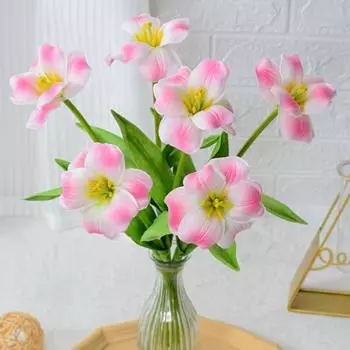 Искусственный открывающийся тюльпан со стеблем. Реалистичный красочный искусственный цветок. Стол для домашнего офиса. Центральная часть. Ветка искусственного цветка. Цветочная композиция.