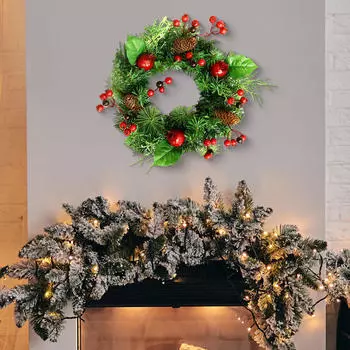 Искусственный рождественский венок для передней двери, висящий на крыльце патио