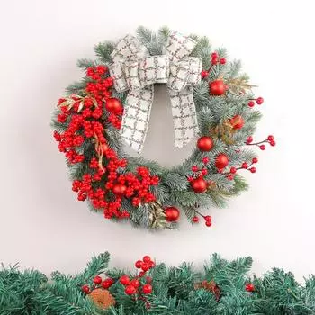 Искусственный рождественский венок. Рождественский венок из красных ягод с сосновыми иголками и бантом для
