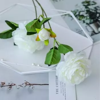 Искусственный шелковый цветок трехглавая роза. Общая длина 61см. В упаковке одна ветка на три бутона белый