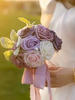 Искусственный свадебный букет для невесты Букет цветов для подружки невесты Свадебные цветы Букеты для невесты Поддельные цветы Букет невесты с букетом в руках фиолетовый