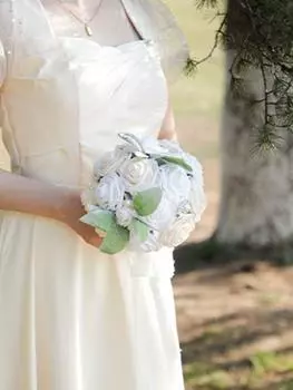 Искусственный свадебный букет для невесты Букет подружки невесты Свадебный букет Свадебные букеты цветов Невеста держит букет Букет искусственных цветов фиолетовый