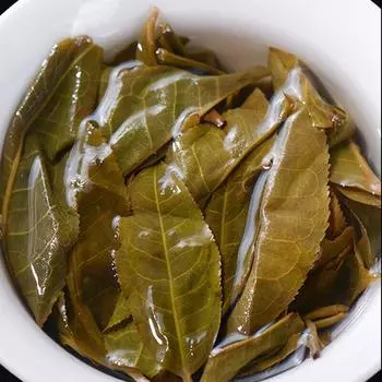 Исландский чай пуэр, сырой чайный пирог, листья древнего дерева Юньнань, 357 г