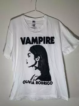 [ИСПОЛЬЗОВАННЫЙ] ОЛИВИЯ РОДРИГО /Оливия Родриго /Футболка Вампир