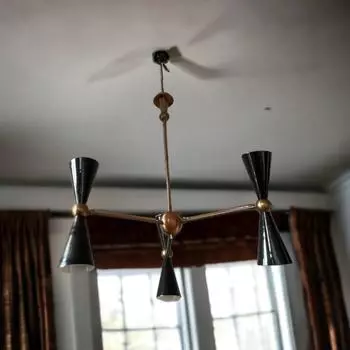 Итальянская люстра Stilnovo на 6 ламп | Подвесной светильник в стиле модерн середины века из черного и латуни | Потолочный светильник для гостиной, спальни, кухни