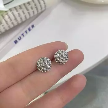 Избиение круглых сережек из лавы с мелкой текстурой и сережек с нерегулярной текстурой на Земле