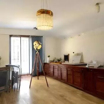 Изготовленный вручную регулируемый деревянный штатив с отделкой из латуни 70-дюймовый дизайнерский прожектор - промышленный морской театральный прожектор напольный светильник для домашнего декора