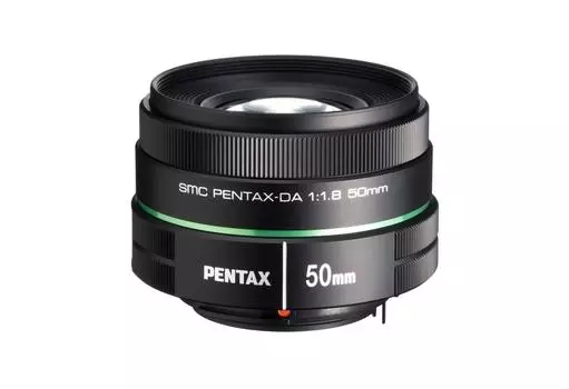Изображение телеобъектива среднего размера PENTAX smc с одним фокусным расстоянием и серии K оснащено изображением 22177 PENTAX-DA 50mmF1.8 [Для размера APS-C] [Высокая чёрный