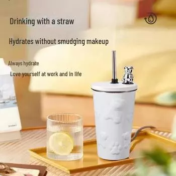 Изолированная кофейная чашка из нержавеющей стали с соломинкой и рисунком медведя из мультфильма — портативная и вакуумная 600ml