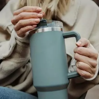 Изолированный стакан на 40 унций с соломинкой — герметичный, герметичный и идеально подходящий для холодных, горячих и холодных напитков белый