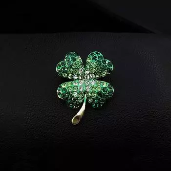 Изящная брошь в виде четырехлистного клевера с бриллиантами, роскошная женственная брошь в виде счастливой травы, булавка-антиблик, аксессуары для костюма.