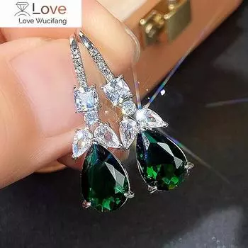 Изящные женские серьги-подвески с ослепительным цирконием. Нежные и модные аксессуары для юбилея. Изысканные ювелирные изделия.