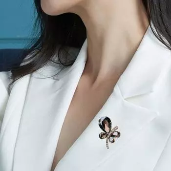 Изумрудная брошь-бабочка. Элегантный красивый блеск стразов. Привлекательный женственный корсаж. шампанского