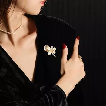 Изумрудная брошь-бабочка. Элегантный красивый блеск стразов. Привлекательный женственный корсаж. зелёный