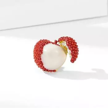 Изысканная миниатюрная брошь-личи красный
