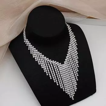 Изысканное колье со стразами и сверкающими стразами. серебряный
