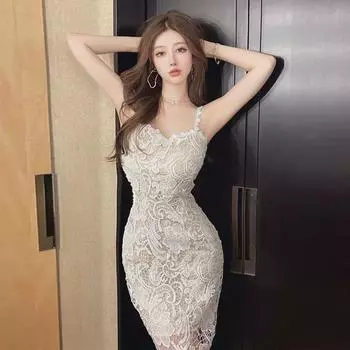 Изысканное женское платье-комбинация 2024 года с V-образным вырезом, кружевом и разрезом на плечах Small белый