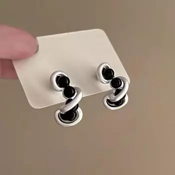 Изысканные французские ретро-серьги в форме буквы С черного и серебряного цветов: Легкая роскошь, минимализм, нишевый дизайн.