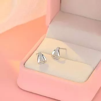 Изысканные геометрические серьги с бриллиантами для женщин с нишевым треугольным дизайном и модными серьгами