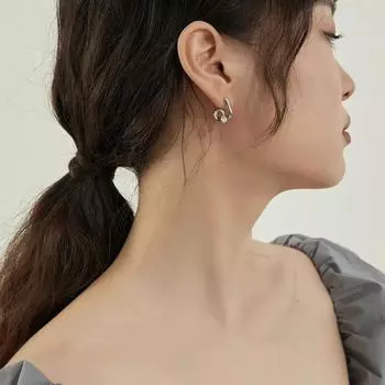 Изысканные и маленькие изогнутые серьги-гвоздики для женщин, легкая роскошная ниша, корейская версия геометрических серег из циркония, темперамент