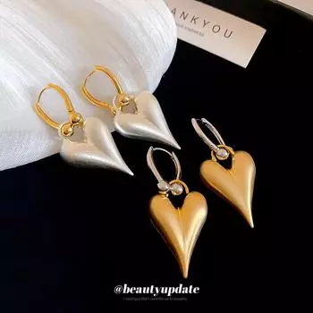 Изысканные контрастные серьги-сердечки из золота и серебра: Матовая отделка для создания стильного и стильного образа. earrings золотой