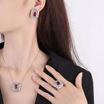 Изысканные крупные серьги-гвоздики с микроинкрустацией из полого циркона, набор драгоценностей цвета сахарной башни, подвеска из красного корунда, кольцо с квадратным бриллиантом.