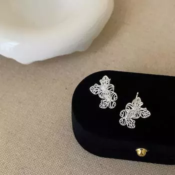 Изысканные, милые и пустые металлические серьги-гвоздики в виде бабочек для женщин, маленькая индивидуальность, модный и элегантный тренд, универсальные серьги и серьги.