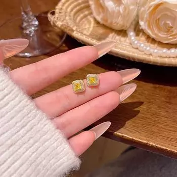 Изысканные серьги из циркония для женщин: Высококачественный дизайн в сказочном стиле с легкой инкрустацией бриллиантами золотой