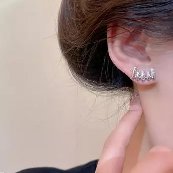 Изысканные серьги-когти с блестящими ромбовидными формами