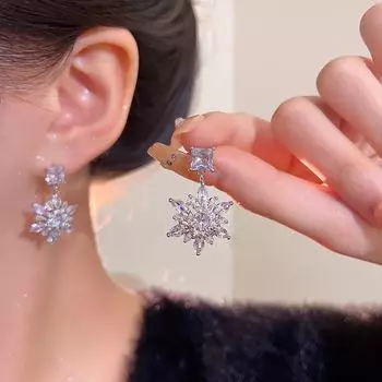 Изысканные серьги-снежинки из циркония для женщин - элегантный, роскошный модный аксессуар высокого класса серебряный