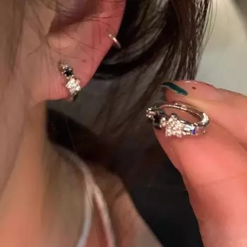 Изысканные серьги-звездочки с микроинкрустацией цирконием — модный, универсальный и стильный женский аксессуар серебряный