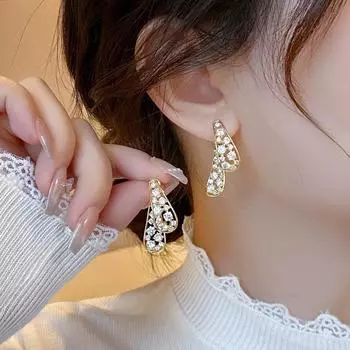 Изысканные женские серьги-капли с цирконом спереди и сзади.