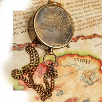Изысканный латунный компас. Не все те, кто странствует, потеряны.