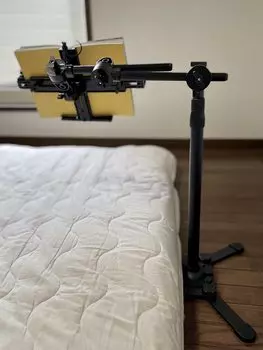 ЭДИСОН, лежа на низком полу без света, чтение/планшет вниз, печатайте,