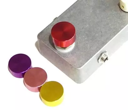 Эффекторный ножной переключатель Hat Switch Cap Foot Cover алюминиевый 4-цветный набор [FSTA] (Красный, Желтый, Розовый, Фиолетовый) FSWA-4C-RdYlPiPp