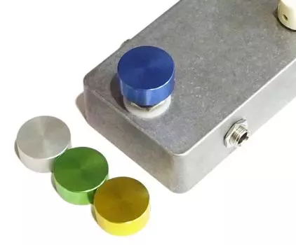 Эффекторный ножной переключатель Hat Switch Cap Foot Cover алюминиевый 4-цветный набор [FSTA] (Синий, Желтый, Зеленый, Серебряный) FSWA-4C-BlYlGrSv