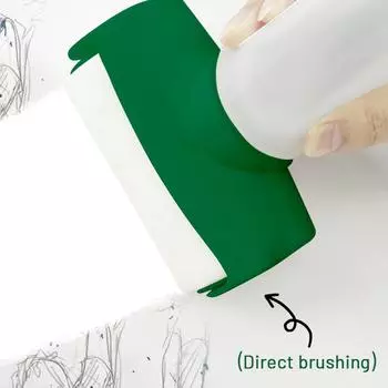 Экологическая латексная краска равномерно наносится на стены для ремонта валиком для дома