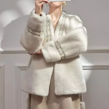 Экологичная меховая куртка женская маленькая ветрозащитная поясная средняя длина M белый