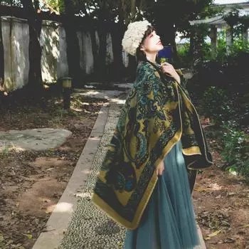 Экзотическая теплая шаль вязанной вязки. M