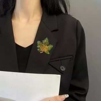 Элегантная брошь в форме кленового листа, блестящие стразы, инкрустированная булавка, значок для свитера, пальто, аксессуары для одежды