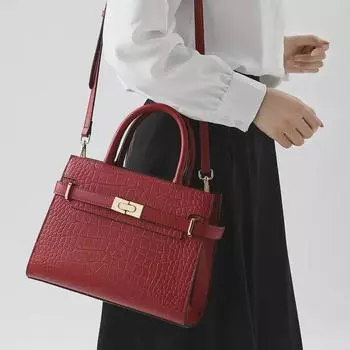 «Элегантная красная сумочка через плечо 2025 года для свадеб — идеальный вариант для женщин и свекровей»