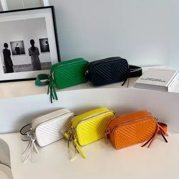 Элегантная однотонная стеганая сумка через плечо с шевронным узором: Стильная квадратная сумочка на широком ремешке белый