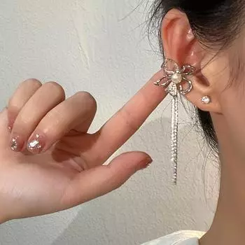 Элегантная серьга-кафф с цветочной кисточкой и микроинкрустацией бриллиантами, дизайн без проколов. Single ear cuff