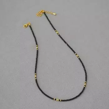 Элегантное французское колье из черной шпинели: Блестящие граненые бусины на изящной золотой цепочке для женщин чёрный/золотой