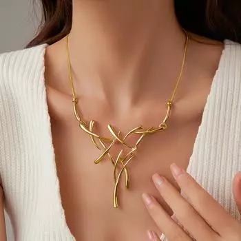 Элегантное колье-чокер с дизайном в виде витой ветви в желтом тоне золотой