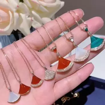 Элегантное ожерелье с подвеской в виде веера, покрытое 18-каратным розовым золотом, белым перламутром и красным халцедоном Mini Skirt чёрный