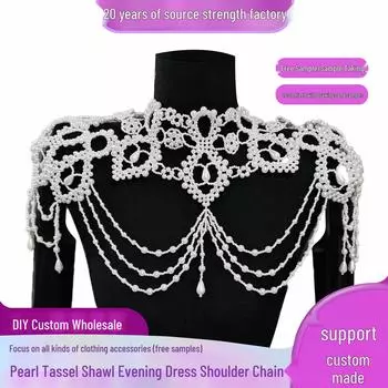 Элегантное свадебное платье с жемчужной кисточкой на плечевой цепочке и расшитой бисером шалью-чонсам белый